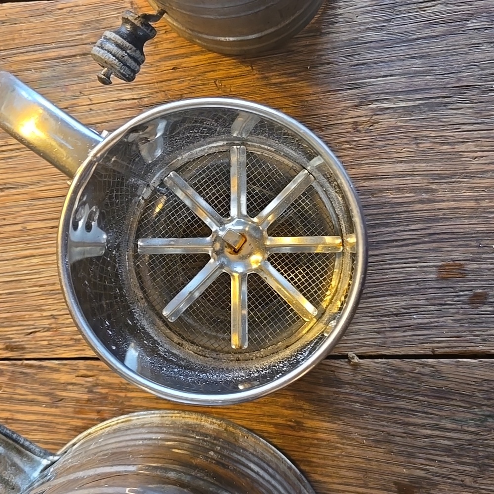 Vintage Metal Measuring Cups Set - Picture 3 of 11